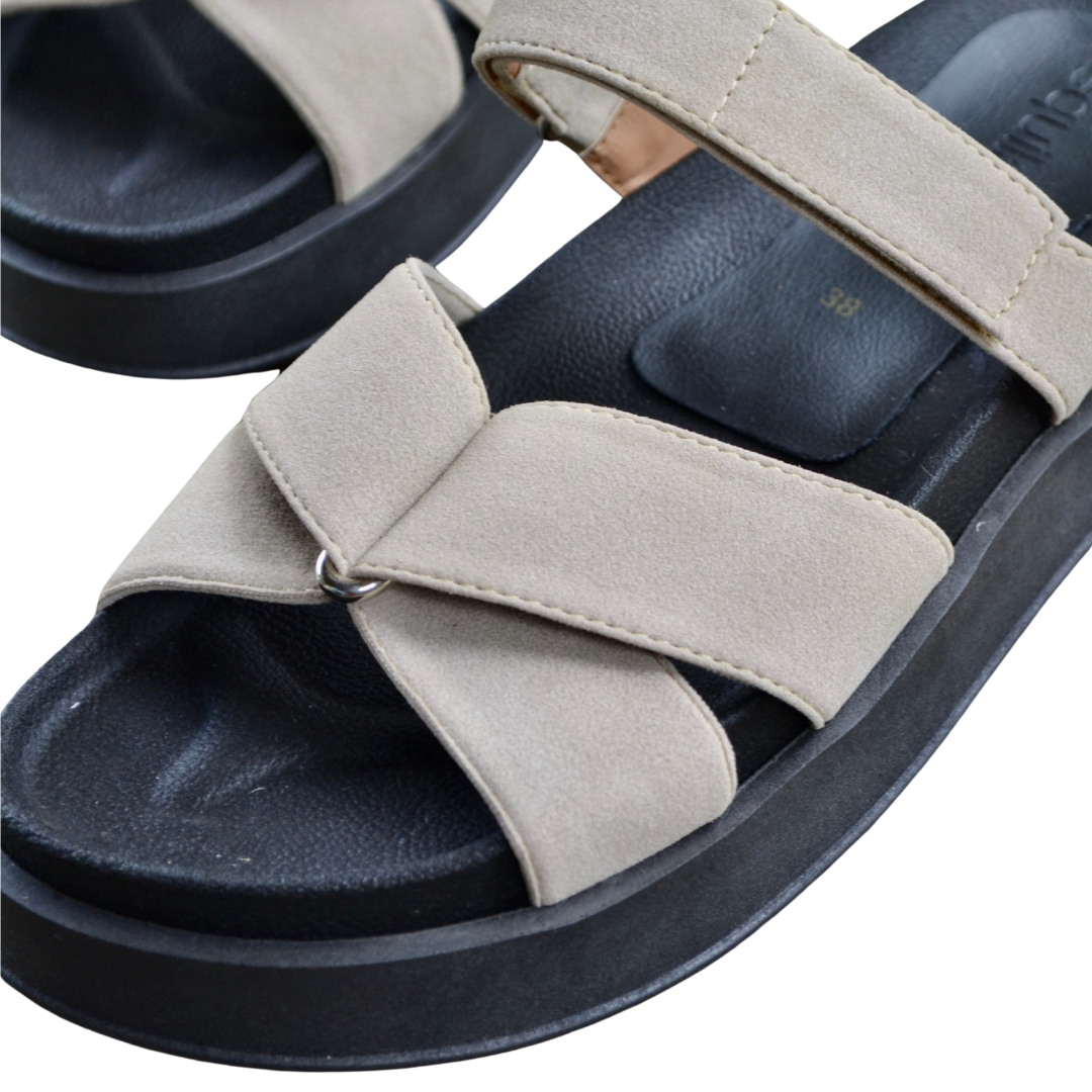 Arena / Greige Suede